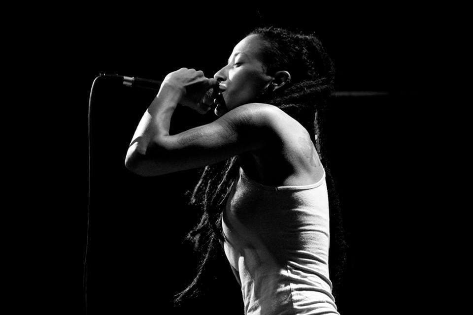 Mulher, negra e lésbica: Conheça MC Luana Hansen e seu rap feminista