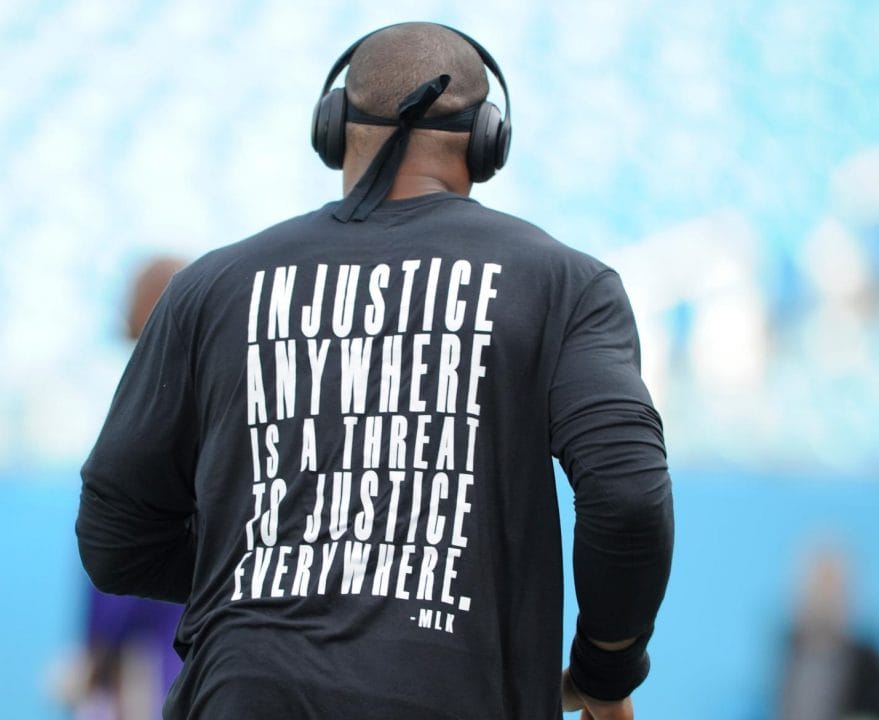 Cam Newton usa camiseta com frase de Martin Luther King antes de jogo