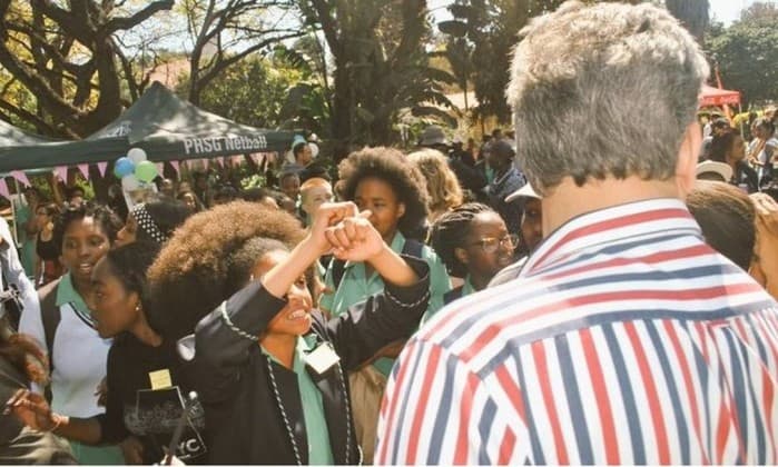 Proibidas de usar black power na escola, meninas fazem protestos