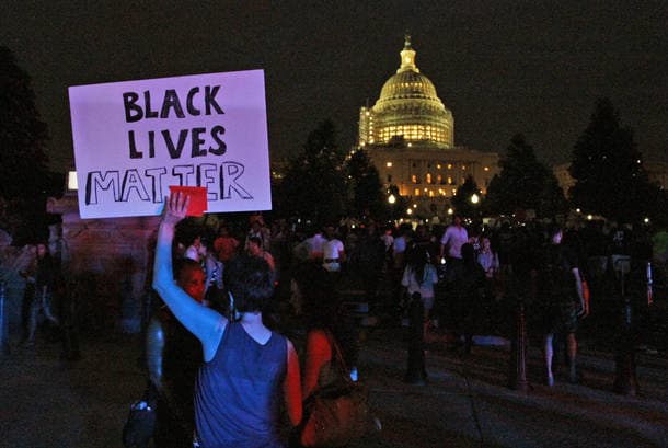 Manifestante segura cartaz com a inscrição "Vidas dos negros importam" na frente do Capitólio dos EUA, em Washington, em protesto contra a morte de Alton Sterling e Philando Castile
