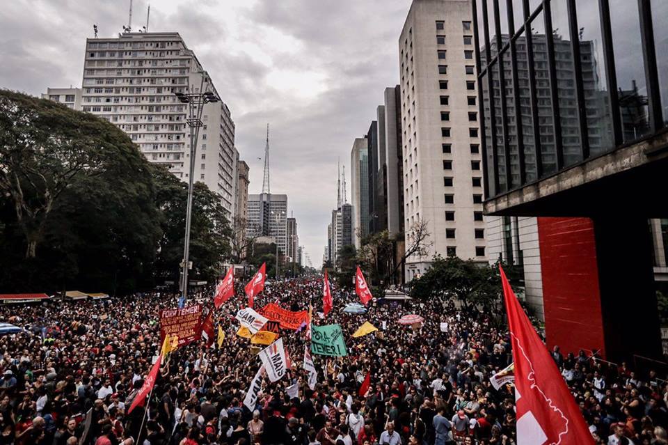 Protesto contra Temer reúne 100 mil pessoas na avenida Paulista