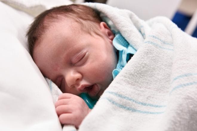Nascida duas vezes: bebê é retirada de útero, operada, e colocada de volta por mais três meses