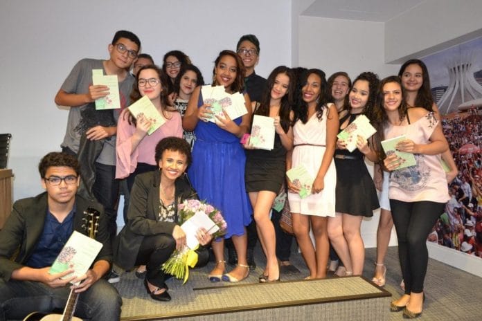 Gina e seus alunos no lançamento do livro que conta as histórias das mulheres inspiradoras de suas vidas