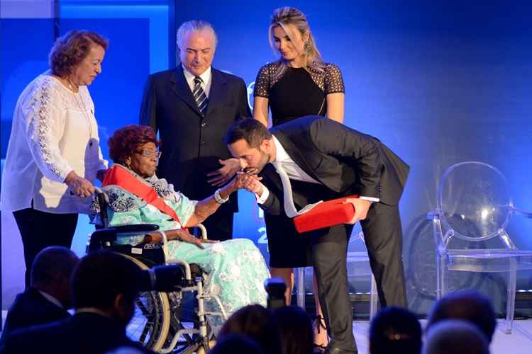 Aos 95 anos, Dona Ivone Lara recebe prêmio máximo da cultura brasileira