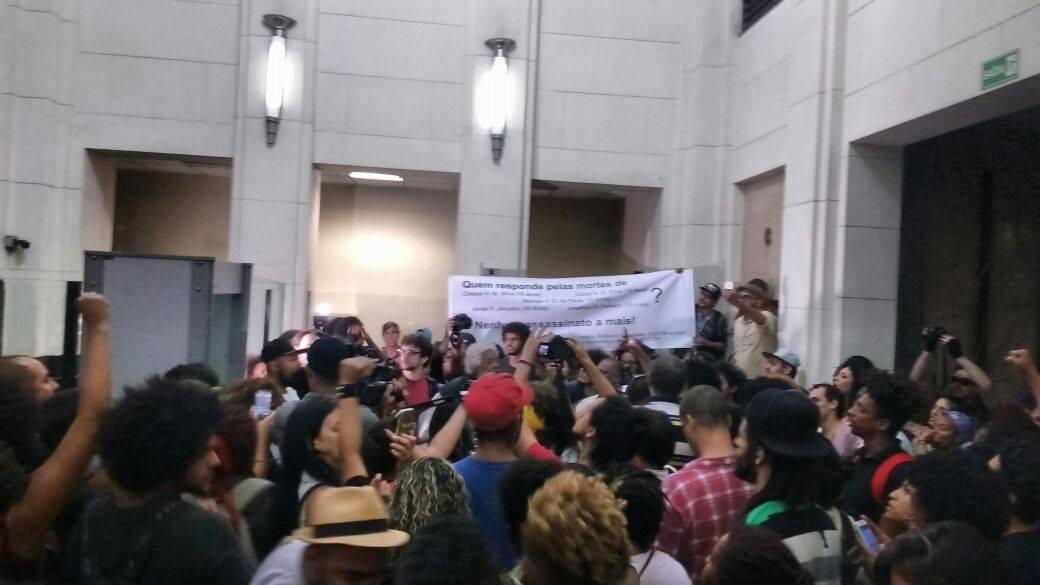 Militantes de movimentos negros ocupam Secretaria Estadual de Segurança Pública de São Paulo