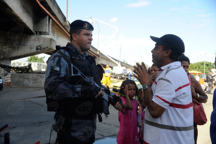 Rio de Janeiro - Um dia antes da ocupação das tropas federais na favela da Maré, policiais revistam carros, moradores e apreendem grande quantidade de drogas e armas na favela (Tânia Rêgo/Agência Brasil)