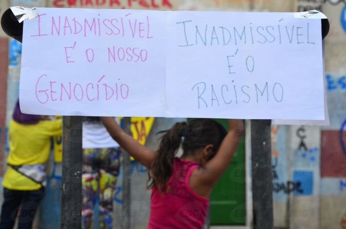 Ato em memória do jovem Johnatha,morto na favela de Manguinhos, pela luta por justiça de sua mãe Ana Paula Oliveira, e lançamento da cartilha: Manguinhos tem fome de direitos (Tânia Rêgo/Agência Brasil)