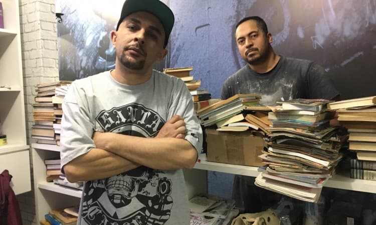 Tatuador e rapper montam biblioteca comunitária na Cachoeirinha