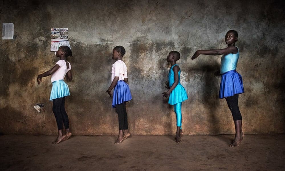 Série de fotos impressionante retrata o balé empoderando crianças no Quênia
