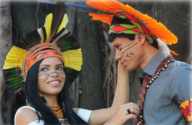 Índios pataxó se formam médicos, vestidos a caráter