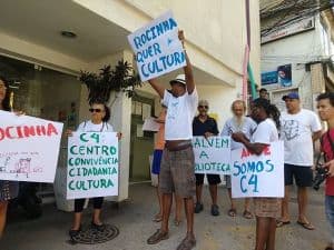 Moradores fazem manifestação contra fechamento da biblioteca da Rocinha
