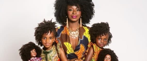 Negras e crespas: Esta mãe criou bonecas para que suas filhas se sentissem representadas