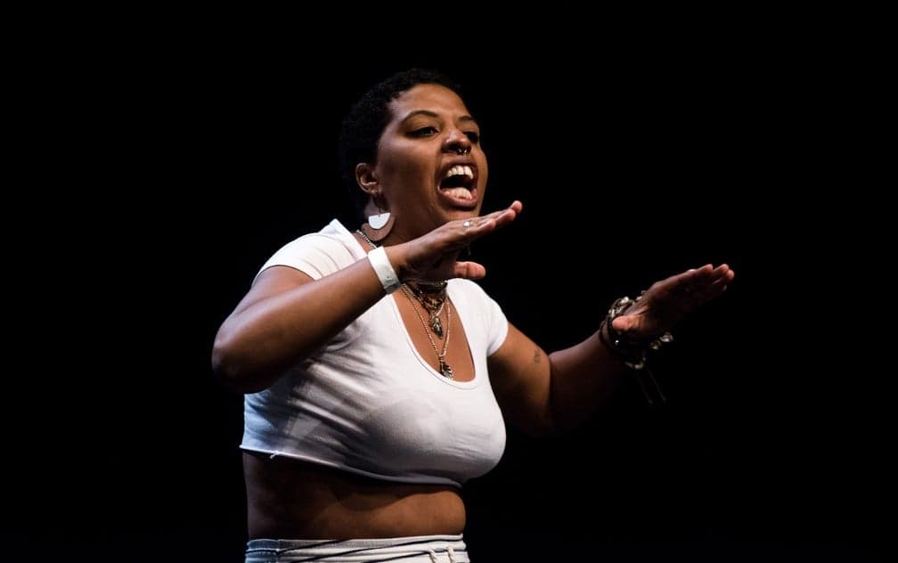 Competir faz parte da vida da mulher negra, diz campeã nacional de poesia