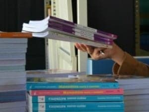 Prefeitura manda arrancar páginas de livros escolares com união entre gays
