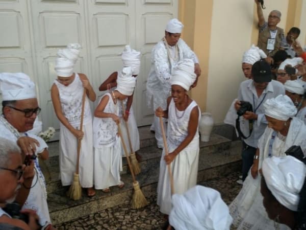 Lavagem do Bonfim reúne devotos em protesto contra intolerância religiosa