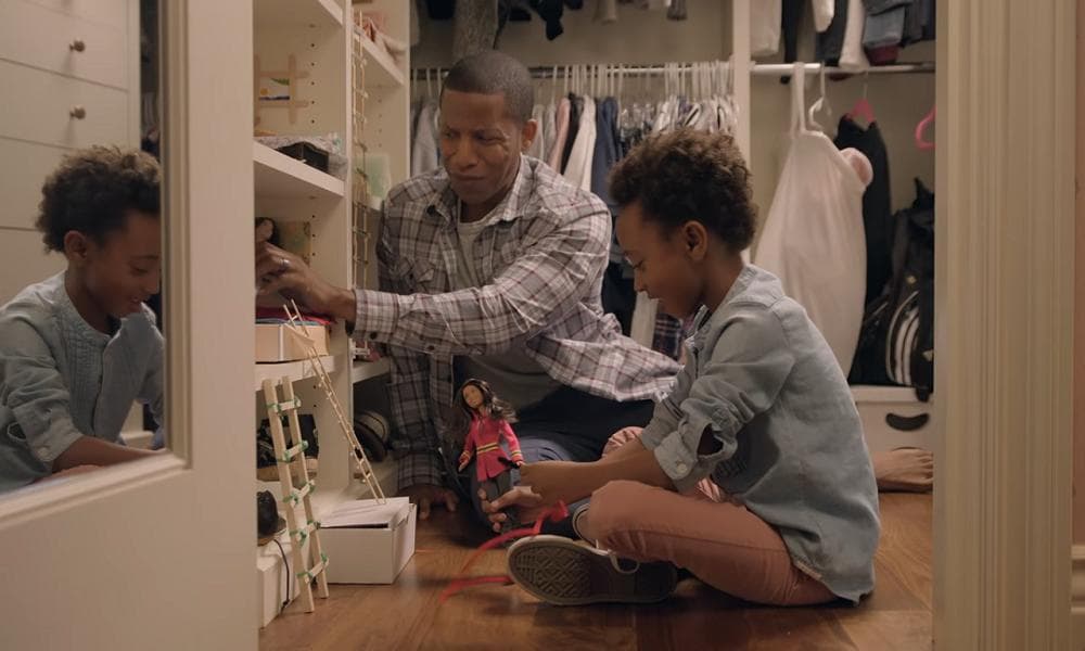 No novo comercial da Barbie os pais brincam com as bonecas com suas filhas
