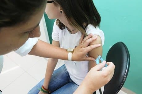 Menos de 50% das meninas tomaram as 2 doses da vacina contra HPV em 3 anos de imunização