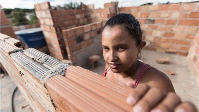 ‘Lugar de mulher é na obra’: o projeto que ensina mulheres de baixa renda a reformar as próprias casas