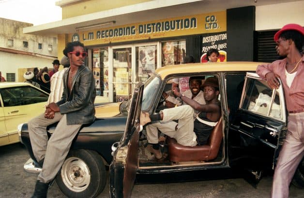Esta fotógrafa registrou o auge da cena dancehall jamaicana nos anos 1980