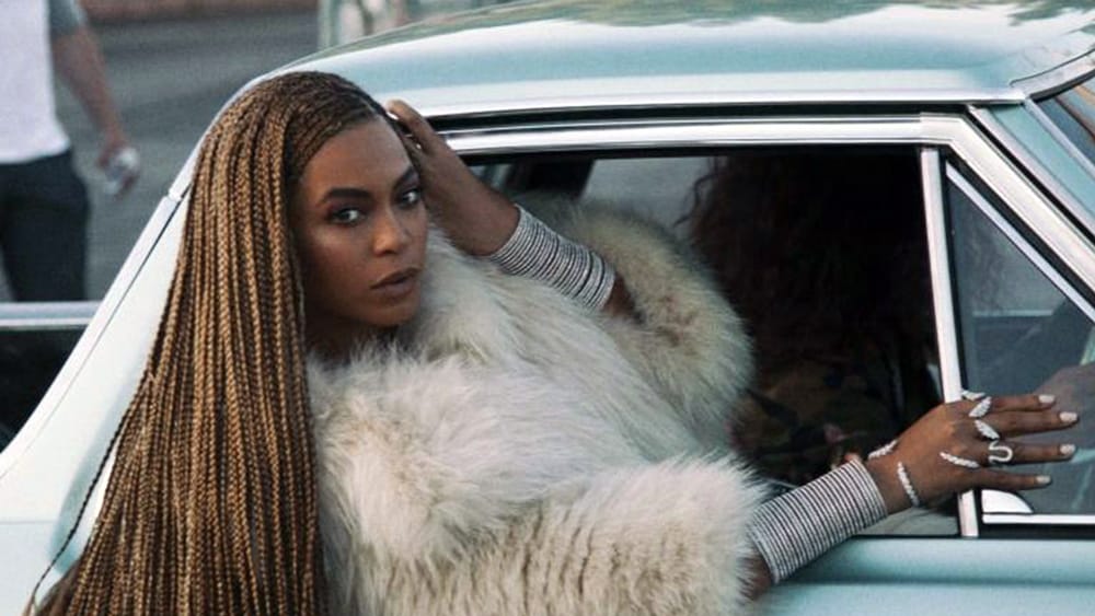 Bell hooks Offers Complicated Criticism on Beyoncé’s ‘Lemonade’