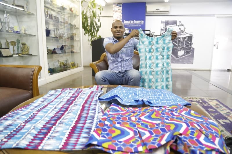 Africano lança marca de roupas com identidade de seu país em Porto Alegre