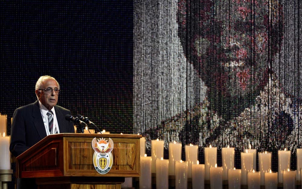 Morre ex-companheiro de cela de Mandela, o veterano da luta contra apartheid Ahmed Kathrada