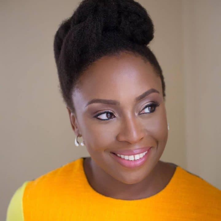 Por que a autora feminista Chimamanda Ngozi Adichie está sendo chamada de transfóbica