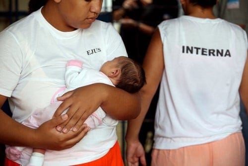 Por que prisão domiciliar não é aplicada para mães negras e pobres no Brasil?