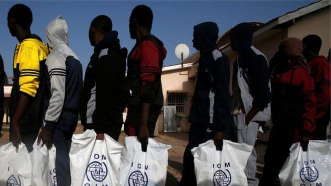 Imigrantes africanos são vendidos em mercados de escravos na Líbia, diz agência da ONU