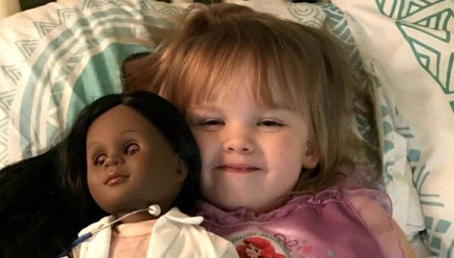 ‘Essa boneca não parece com você’: resposta de garota de 2 anos a vendedora é fabulosa
