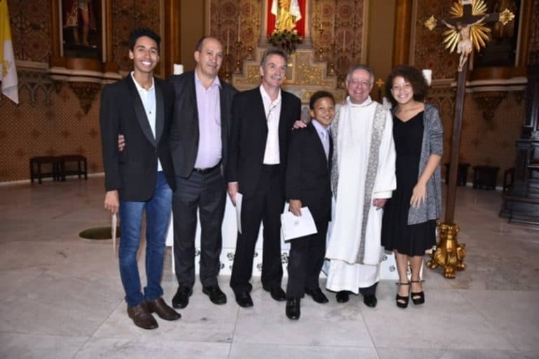 Igreja em Curitiba batiza três crianças filhos de um casal homossexual
