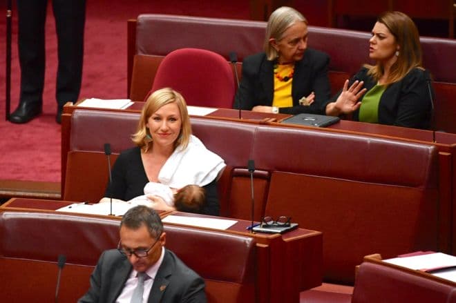 Senadora australiana amamenta durante sessão no Parlamento e gera debate sobre direito das mulheres