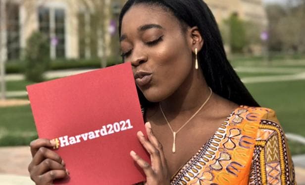 Ninguém a convidou para formatura, então ela decidiu levar sua carta de aceitação em Harvard como parceiro