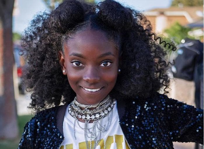Após sofrer racismo na escola, Kheris Rogers de 10 anos cria linha de roupas empoderadora