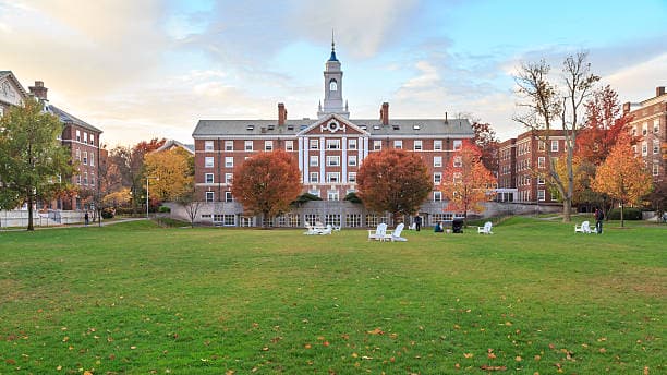 Harvard cancelou a aprovação de pelo menos 10 alunos após postagens obscenas e racistas