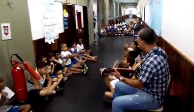 Um professor tocou violão para acalmar crianças que se escondiam de um tiroteio no RJ