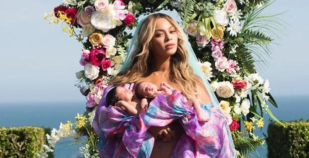 Beyoncé divulga primeira foto com os gêmeos, Sir Carter e Rumi