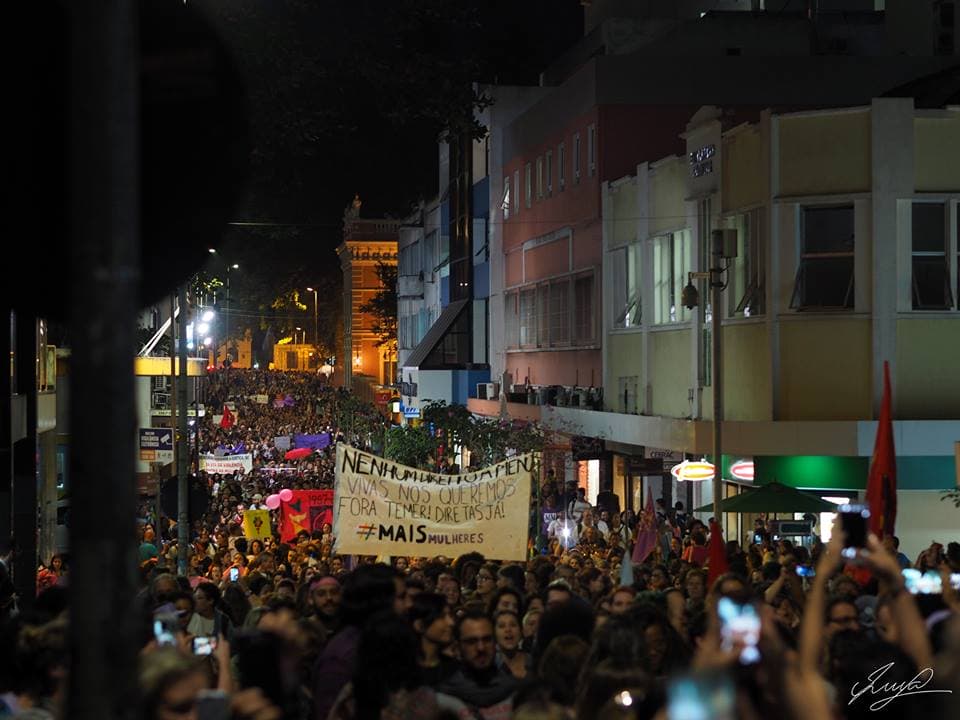 Mulheres protagonizam marcha histórica pelas ruas de Florianópolis