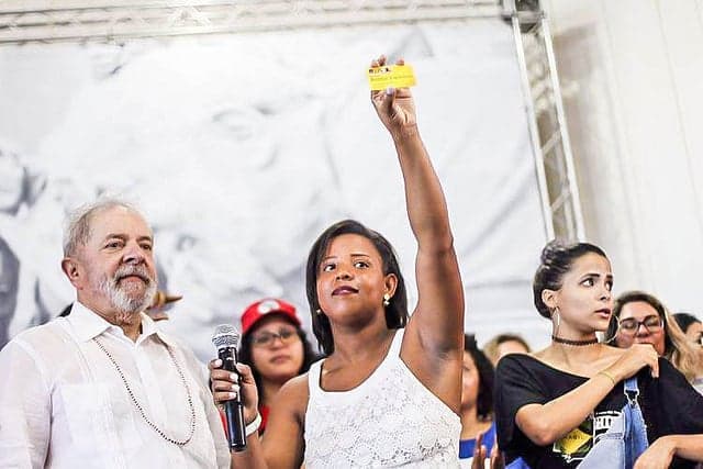 Jovem sergipana devolve cartão do Bolsa Família a Lula após se formar pelo Prouni