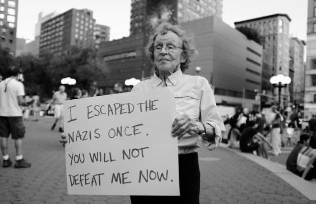 Ela escapou dos nazistas uma vez. Agora está combatendo o nazismo de novo.