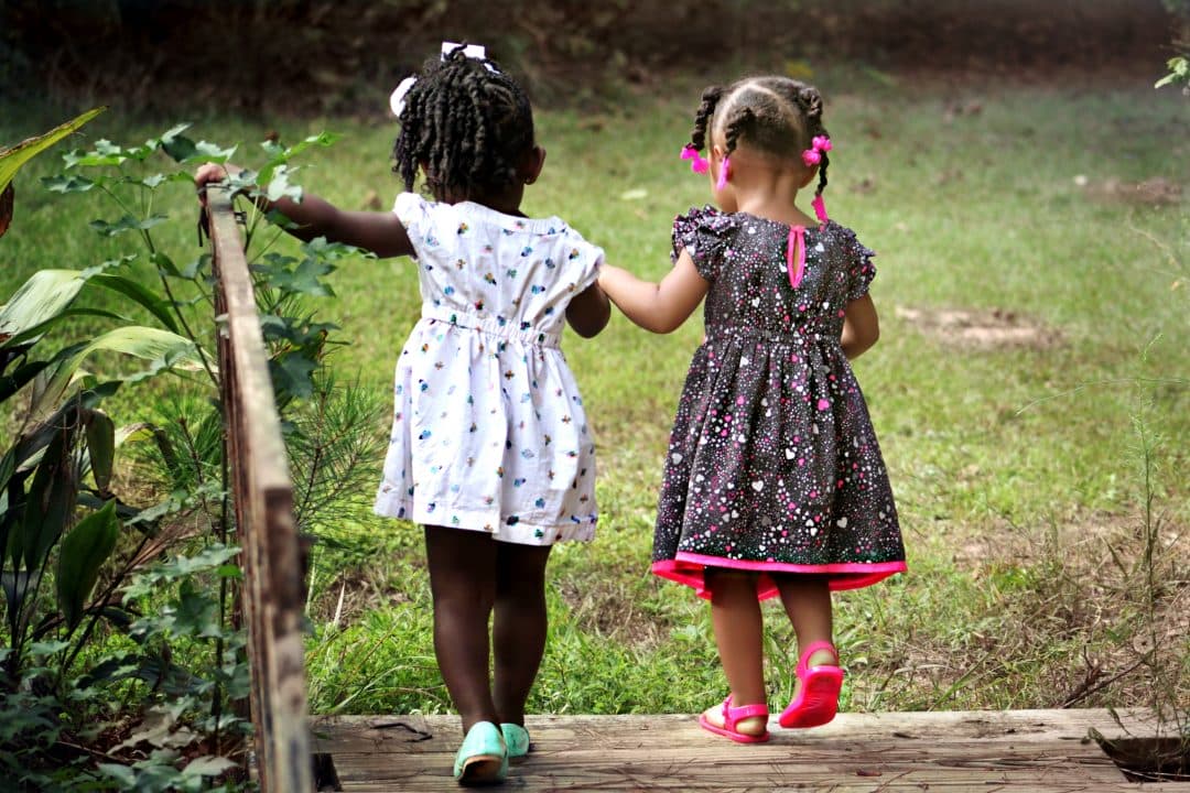 6 maneiras de combater a discriminação racial ainda na infância