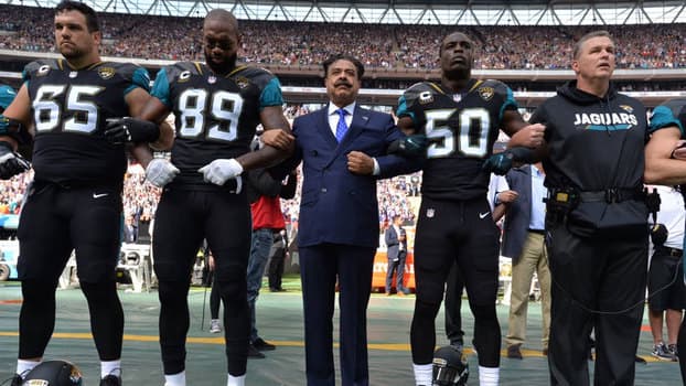 Em resposta a Trump, jogadores e até dono dos Jaguars cruzam braços e ajoelham durante hino dos EUA