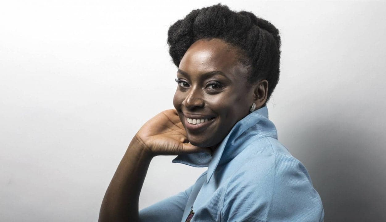 Chimamanda Ngozi Adichie: “Nossa época obriga a tomar partido”