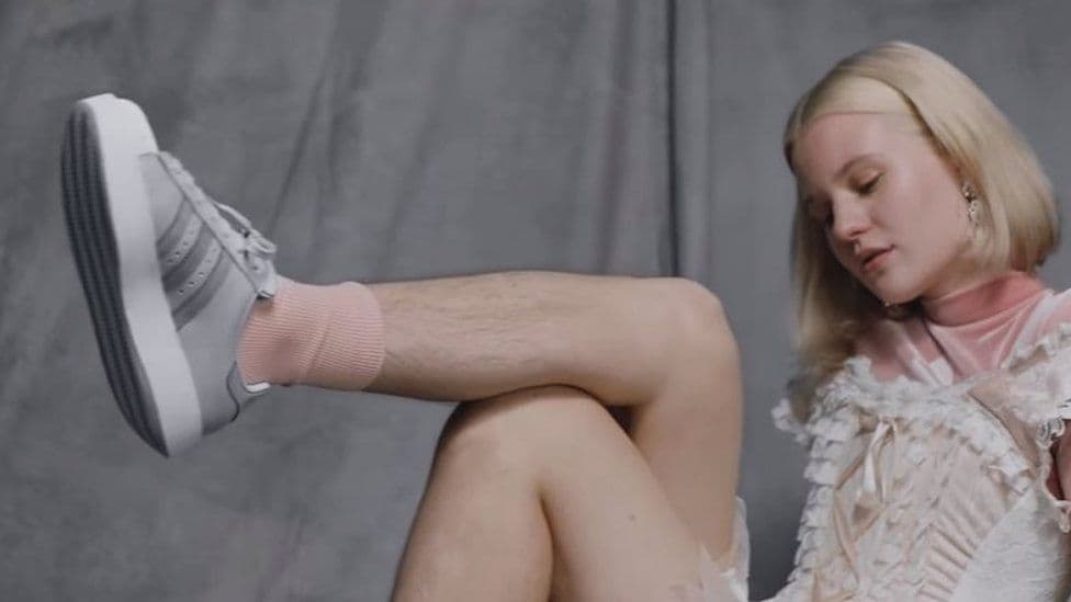 A artista que escolheu não depilar as pernas e foi ameaçada de estupro por isso