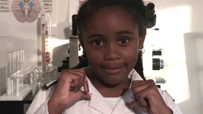 A ‘neurocientista’ de 7 anos que faz sucesso ensinando ciência na internet