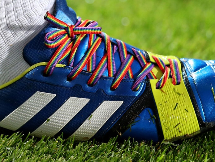 Futebol inglês veste arco-irís em campanha contra homofobia no esporte