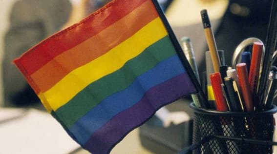 Estudo aponta que 65% dos gays brasileiros já presenciaram homofobia no trabalho