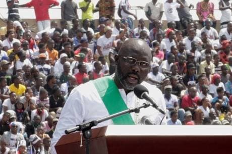 Ex-melhor do mundo, Weah toma posse como presidente da Libéria
