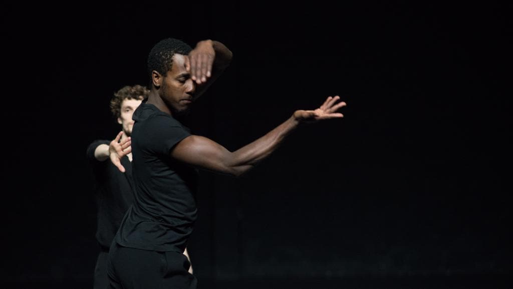 Bailarino brasileiro dança em Paris ao som de Coltrane