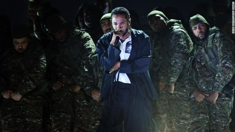 Kendrick Lamar coloca soldados para marchar contra o racismo no Grammy 2018